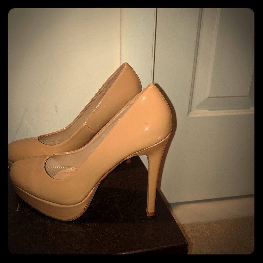 Nude pumps size 7.5 JustFab rena